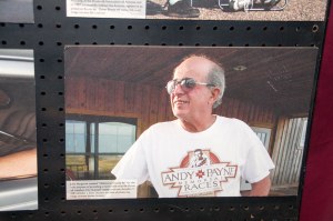 La foto di John Hargrove al museo di Clinton (Oklahoma)